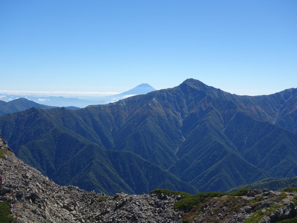 南アルプス仙丈ケ岳稜線から望む北岳・富士山「リアファル」