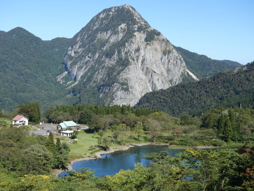糸魚川翡翠（ヒスイ）のふるさと小滝ひすい峡の明星山の切り立った岩壁