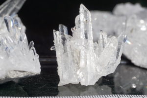 宮崎県米良産水晶のざらめのような結晶が付いた画像
