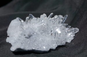 宮崎県米良産水晶クラスター06を正面から見たところ