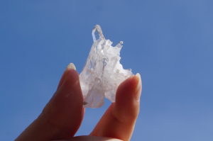 宮崎県米良産水晶クラスター03を青空に向けて見たところ