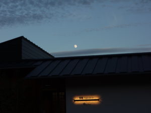 月齢十二と「玉垣」の夕景-02