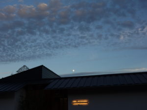 月齢十二と「玉垣」の夕景-01