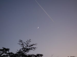 玉垣からの風景③月齢2.9の三日月とひこうき雲-01