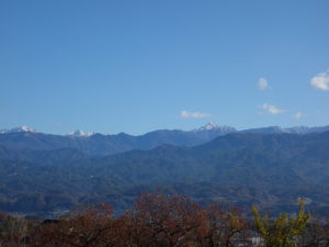 ここ数日の冷え込みで南アルプス、塩見岳・仙丈ケ岳・甲斐駒ヶ岳はすっかり雪景色です