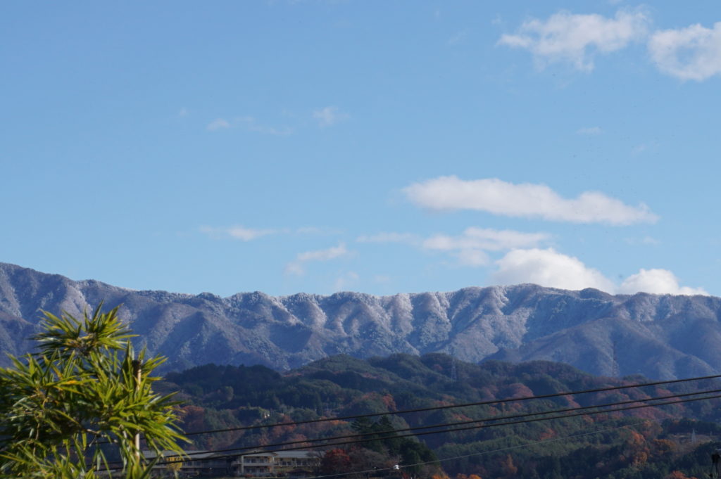 「レインボークォーツ スフィア」ブラジル・トカンティンス産撮影中の向かいの山にも初冠雪