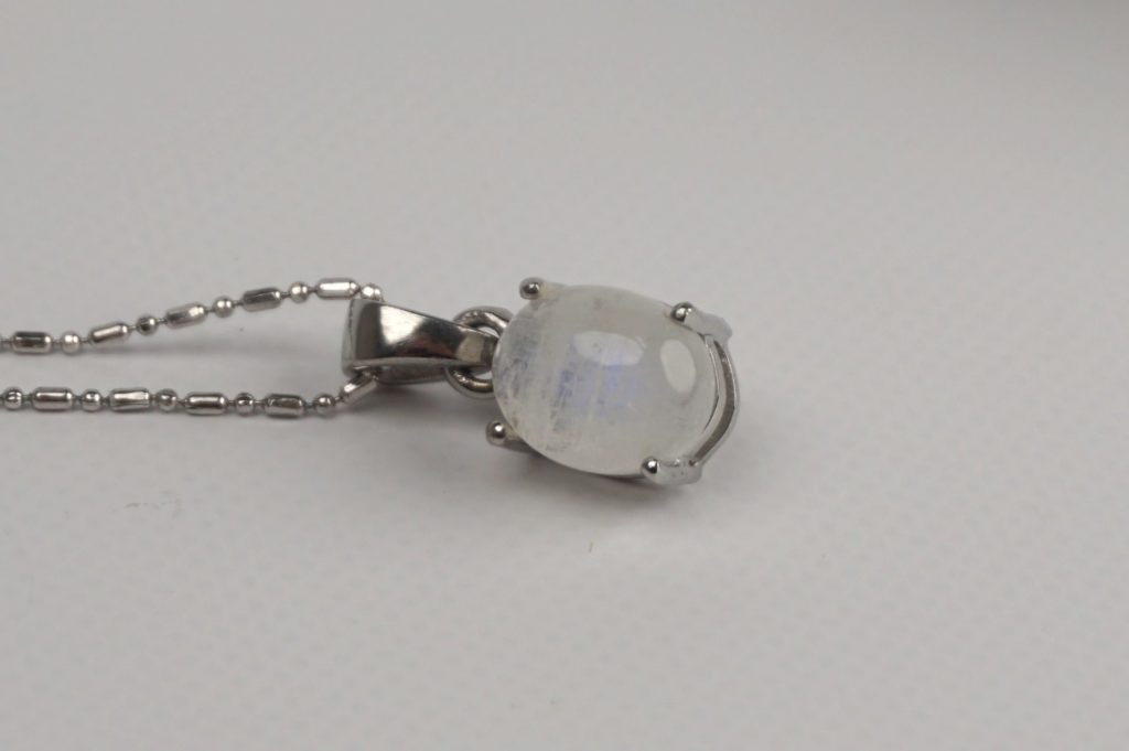 a-white-labradorite-pendant01