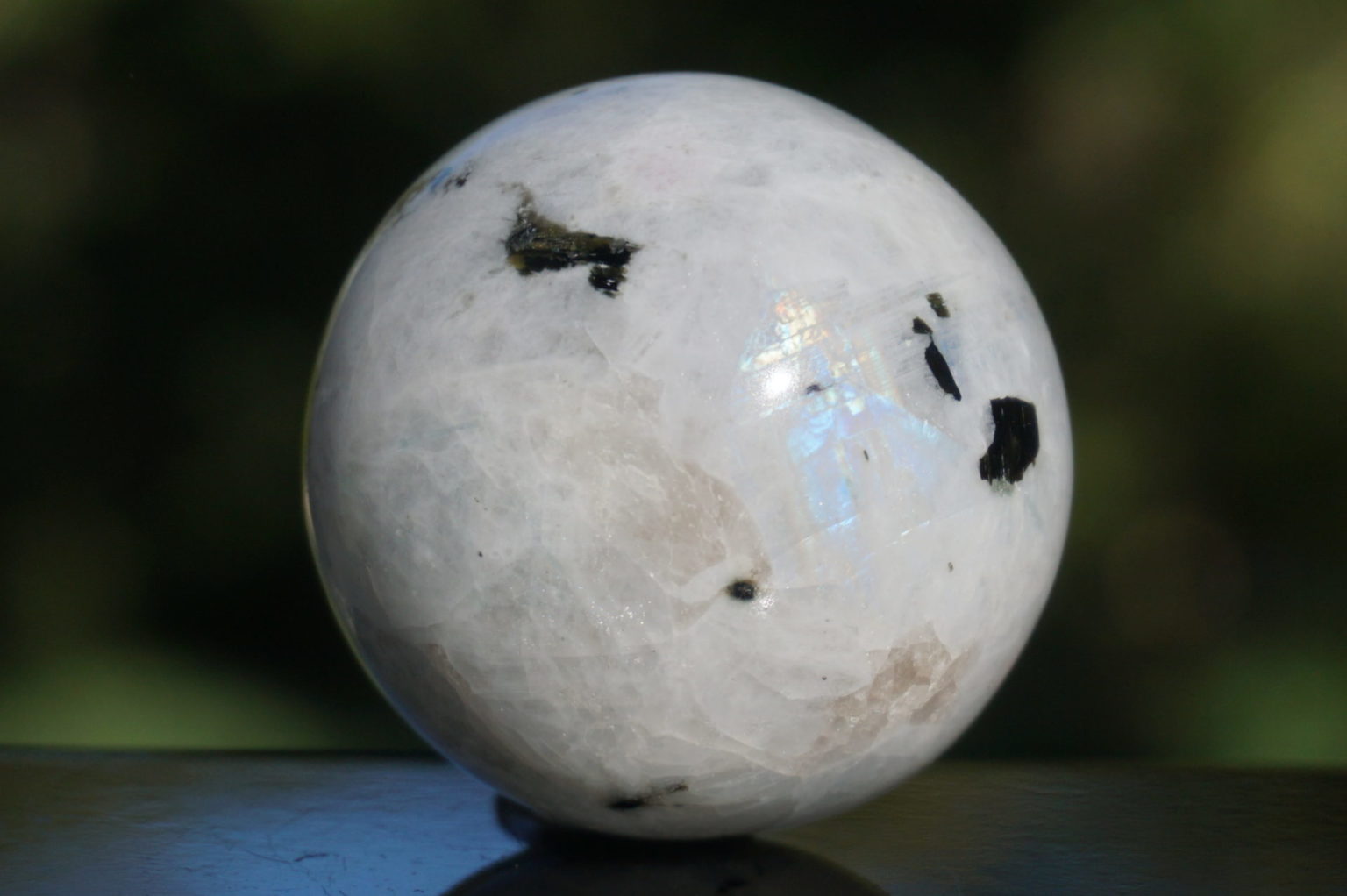 white-labradorite-sphere02