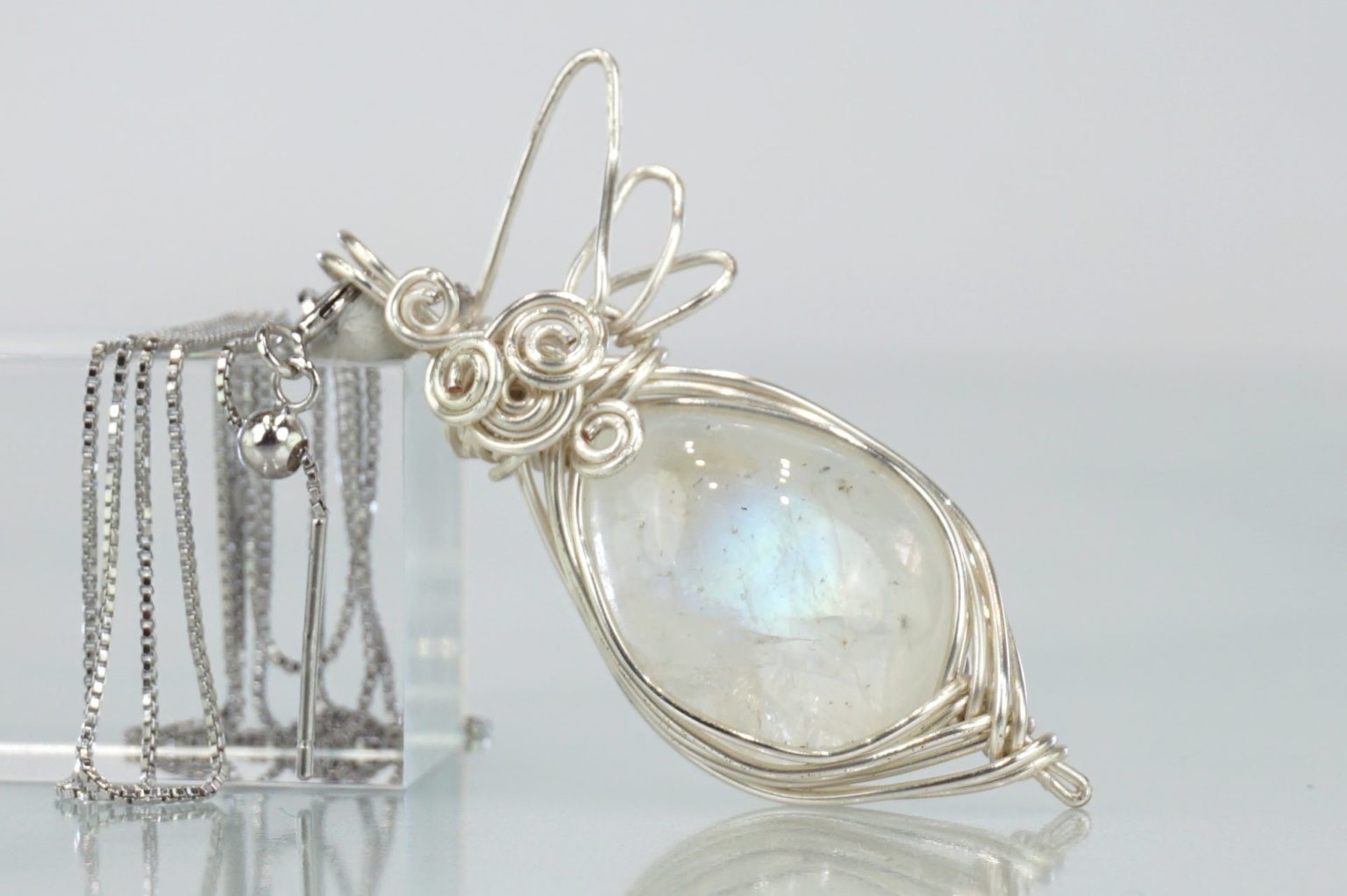 a-white-labradorite-wire01