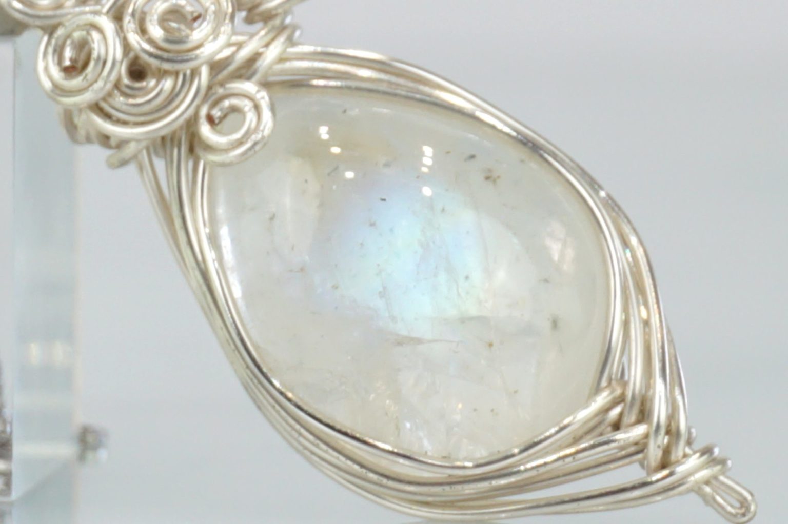 a-white-labradorite-wire01