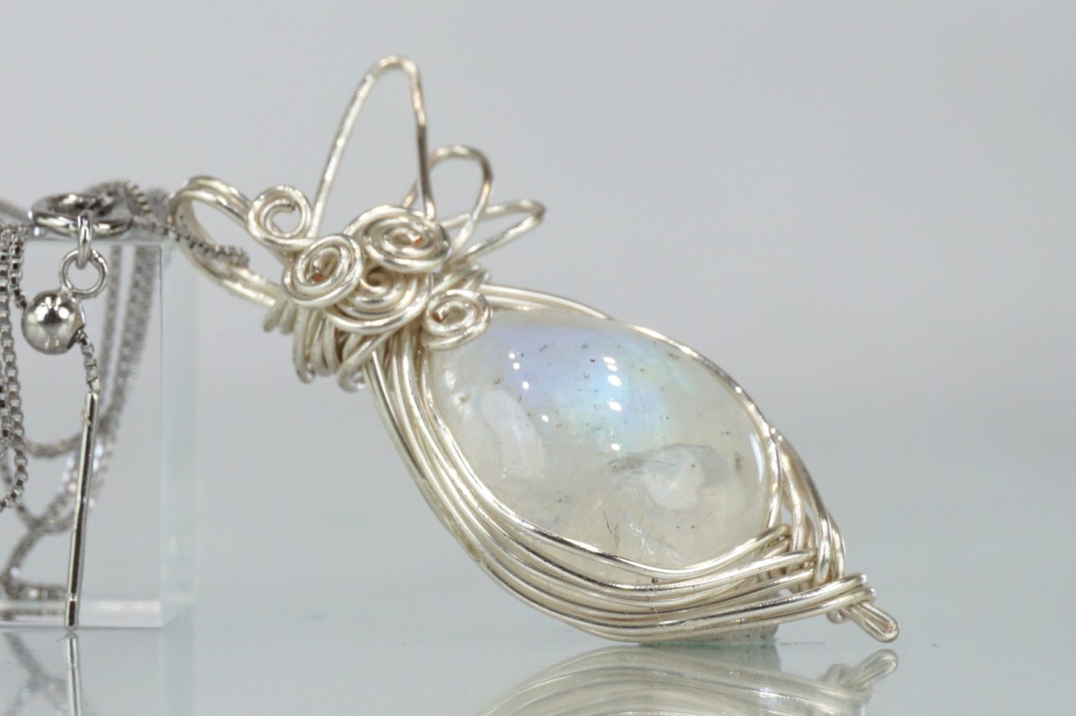 a-white-labradorite-wire01