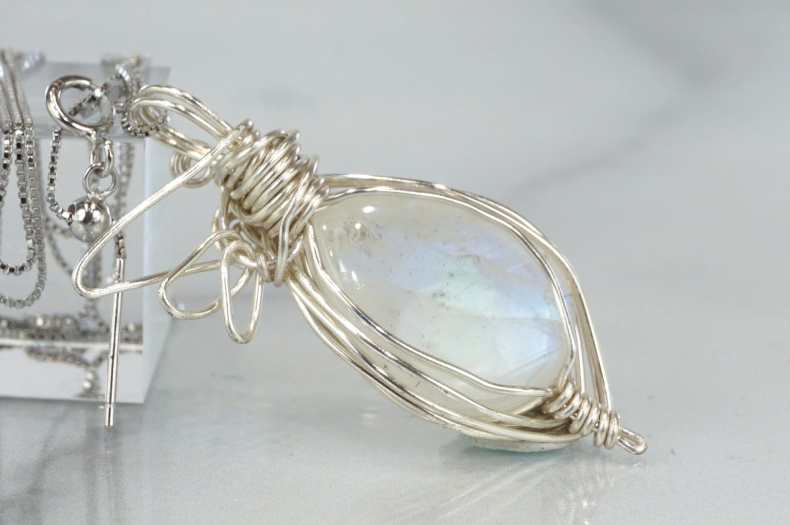 a-white-labradorite-wire01