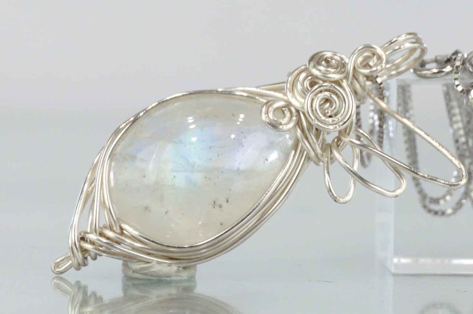 a-white-labradorite-wire01