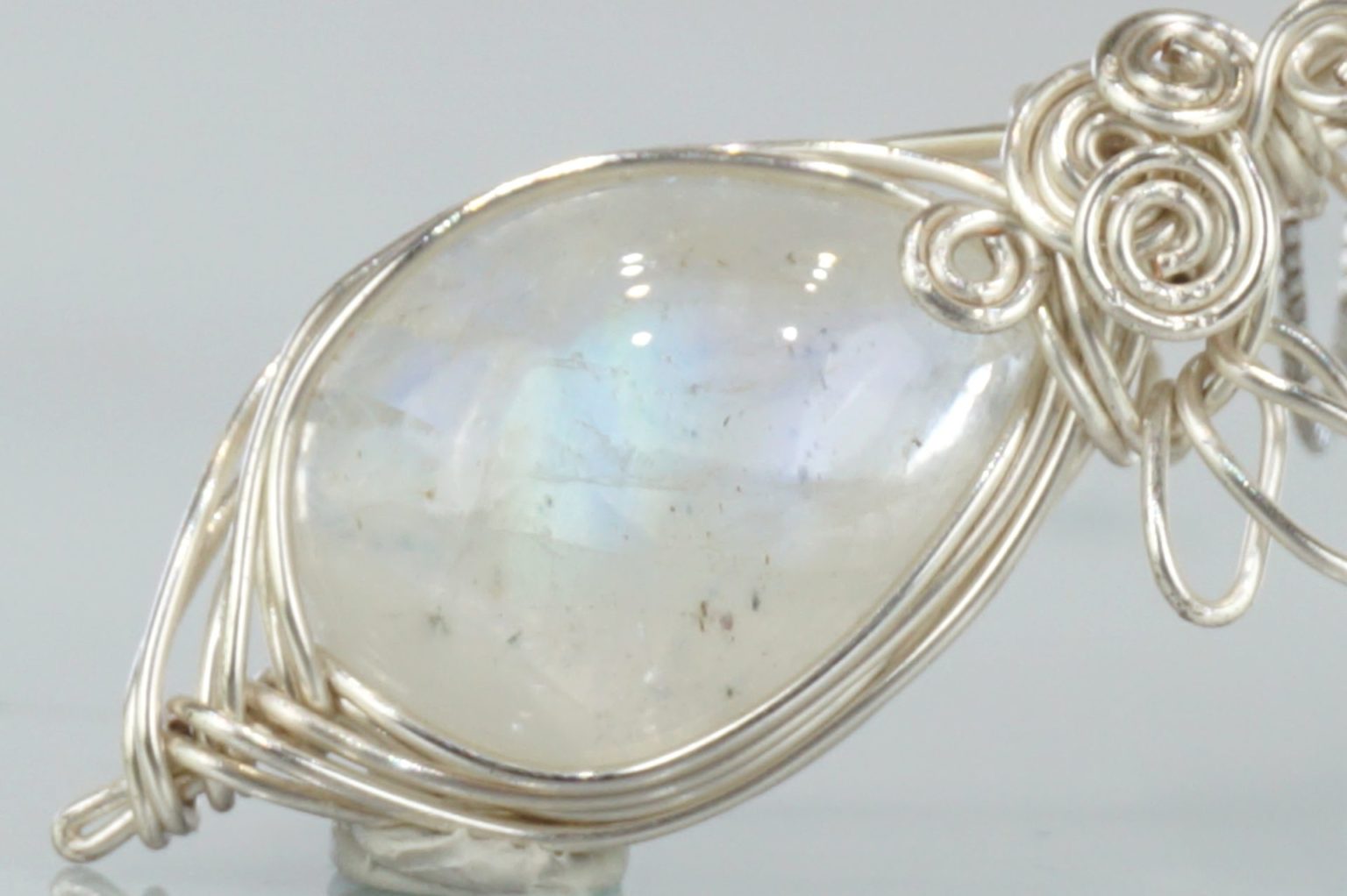 a-white-labradorite-wire01