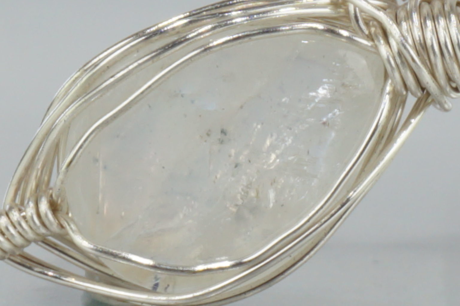 a-white-labradorite-wire01