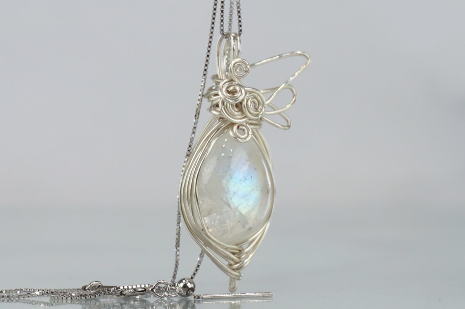 a-white-labradorite-wire01
