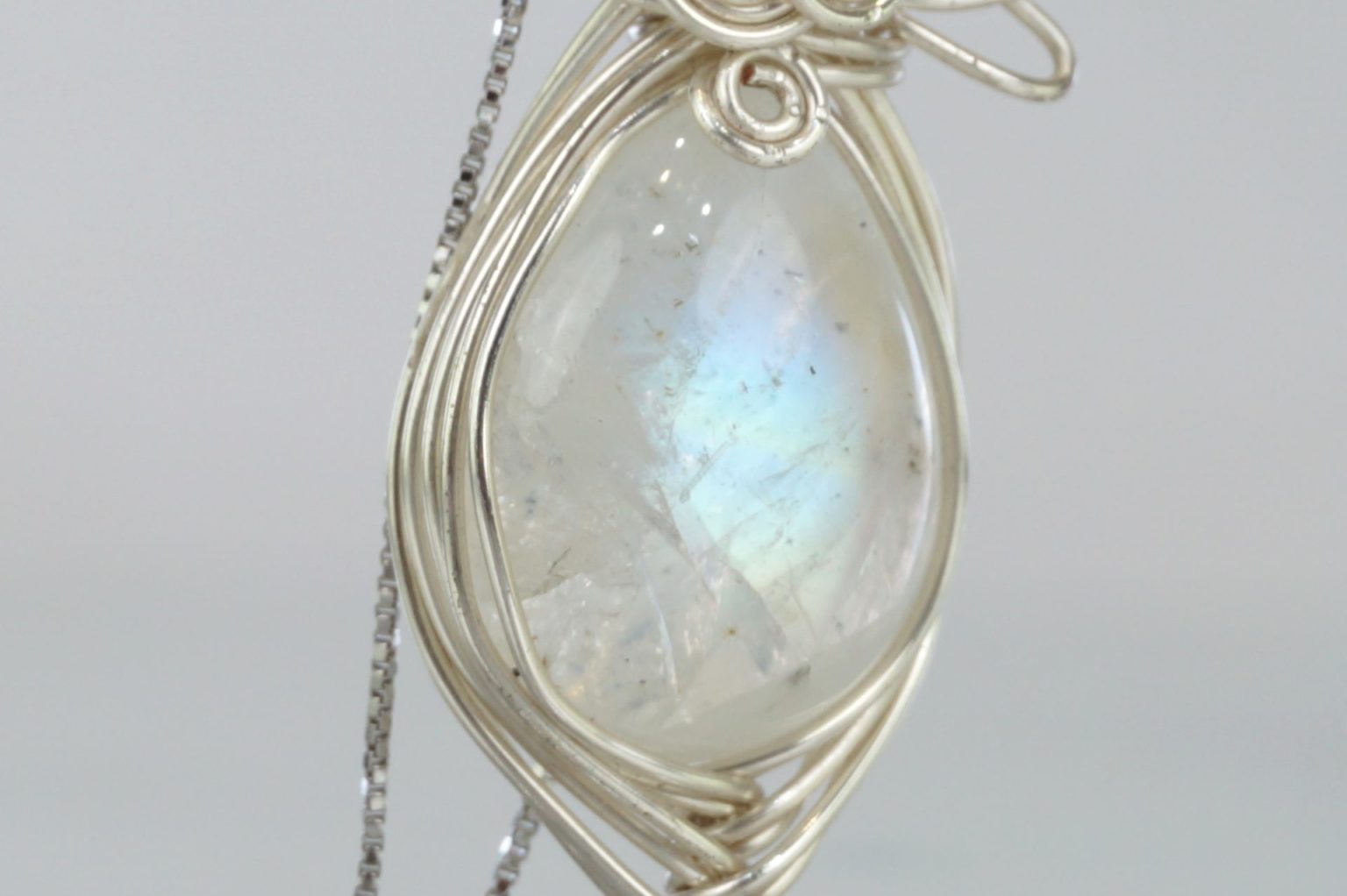 a-white-labradorite-wire01