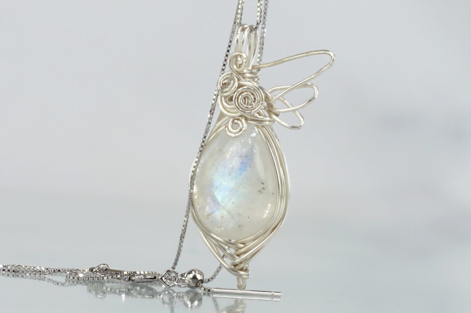 a-white-labradorite-wire01