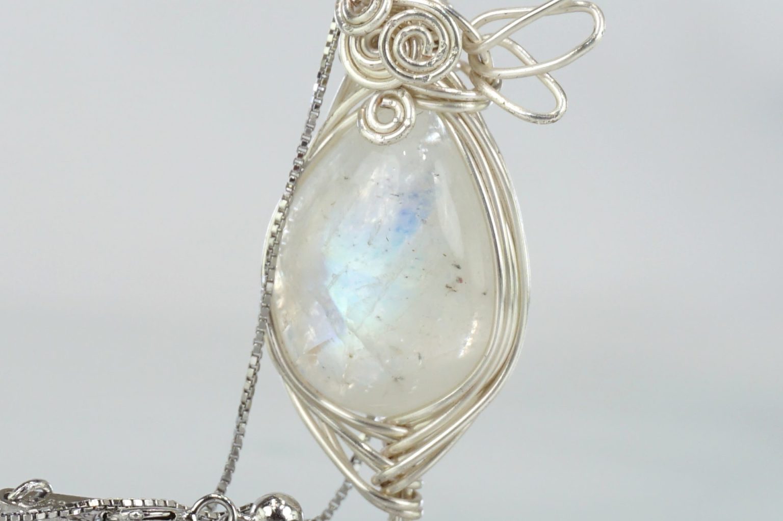 a-white-labradorite-wire01