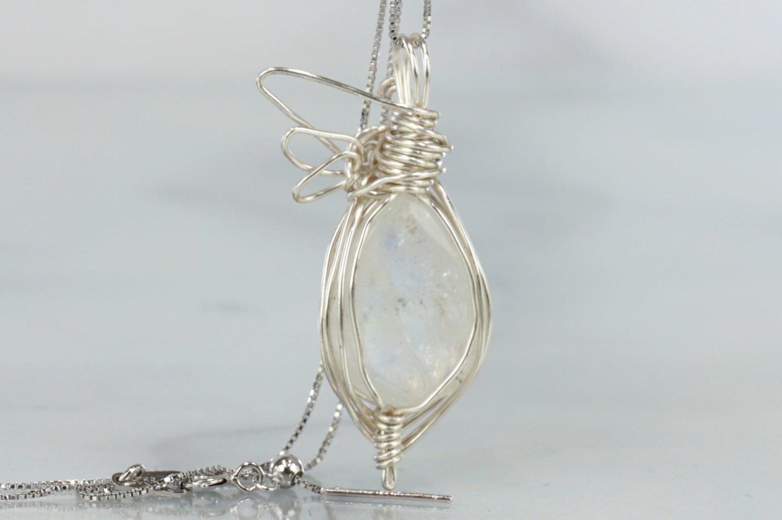a-white-labradorite-wire01