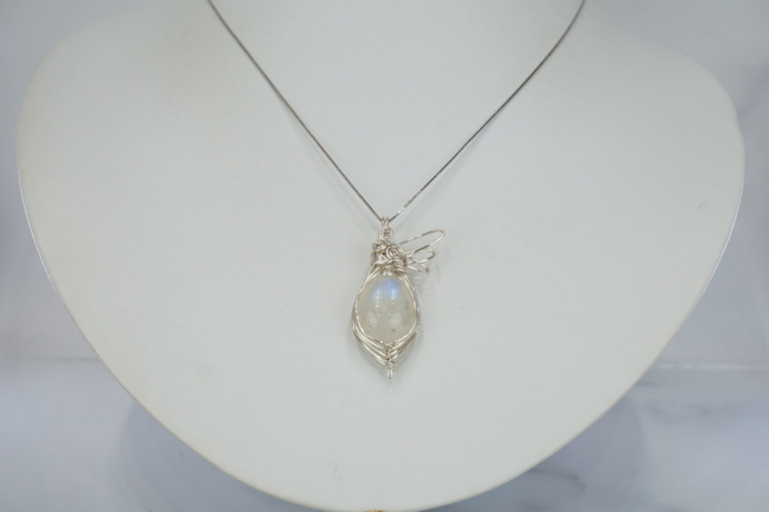 a-white-labradorite-wire01