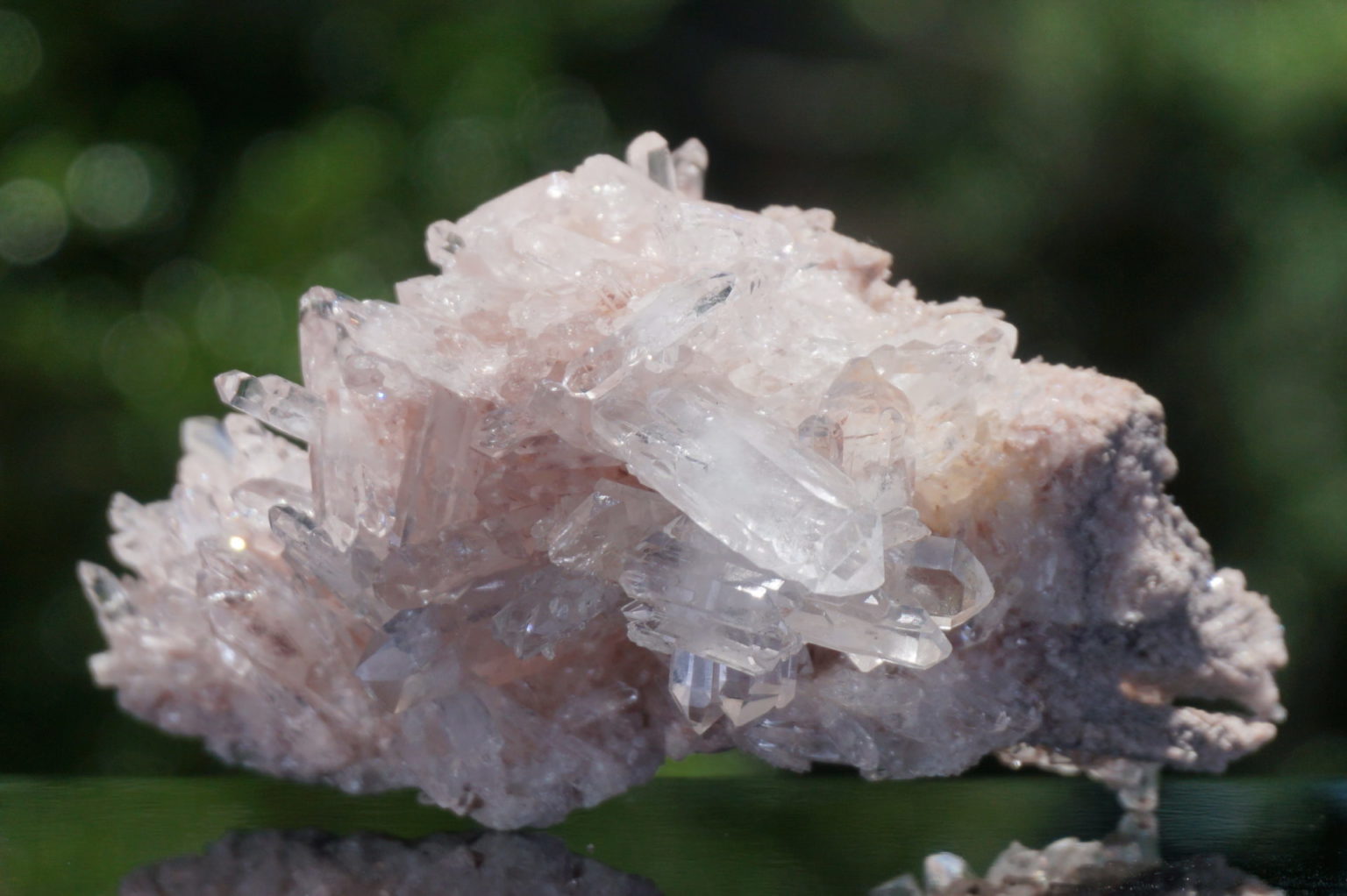 コロンビア産ピンクレムリアン（ファーデンクォーツ クラスター