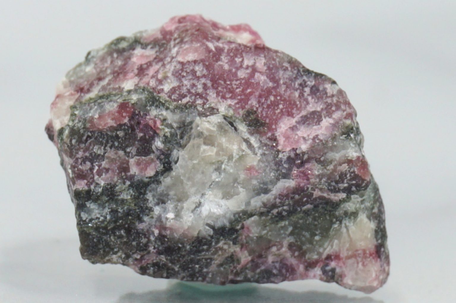 sweden-eudialyte-natural02
