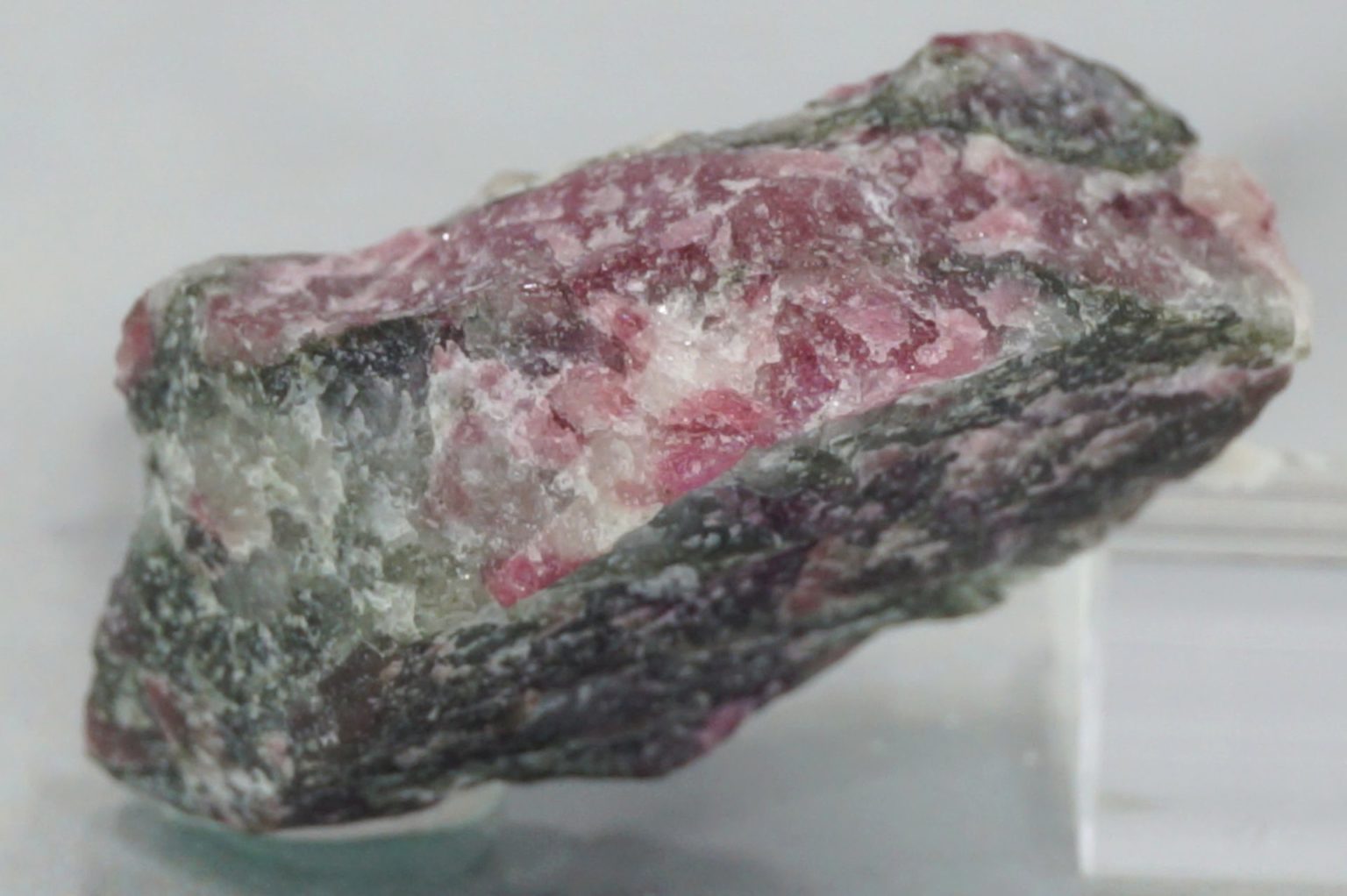 sweden-eudialyte-natural02