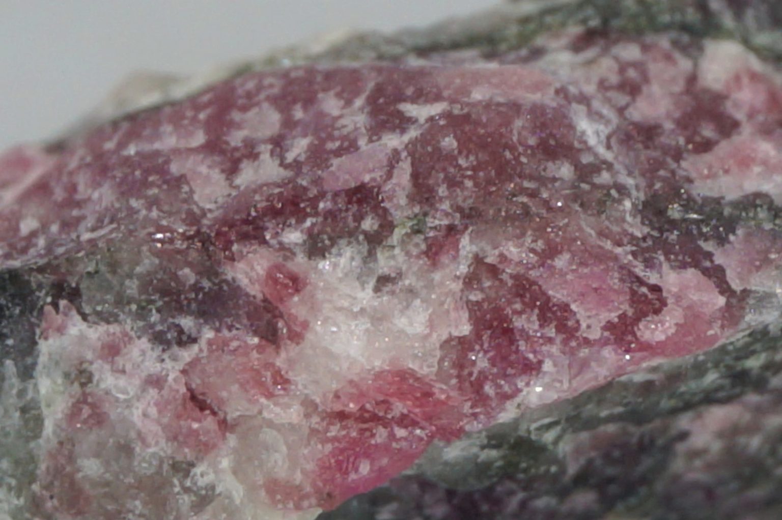 sweden-eudialyte-natural02