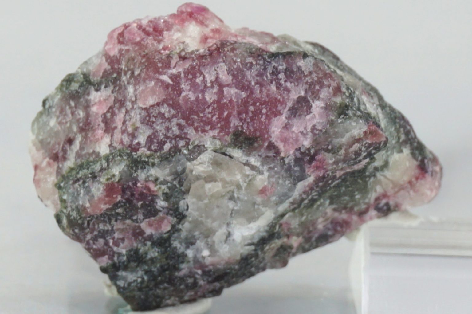 sweden-eudialyte-natural02