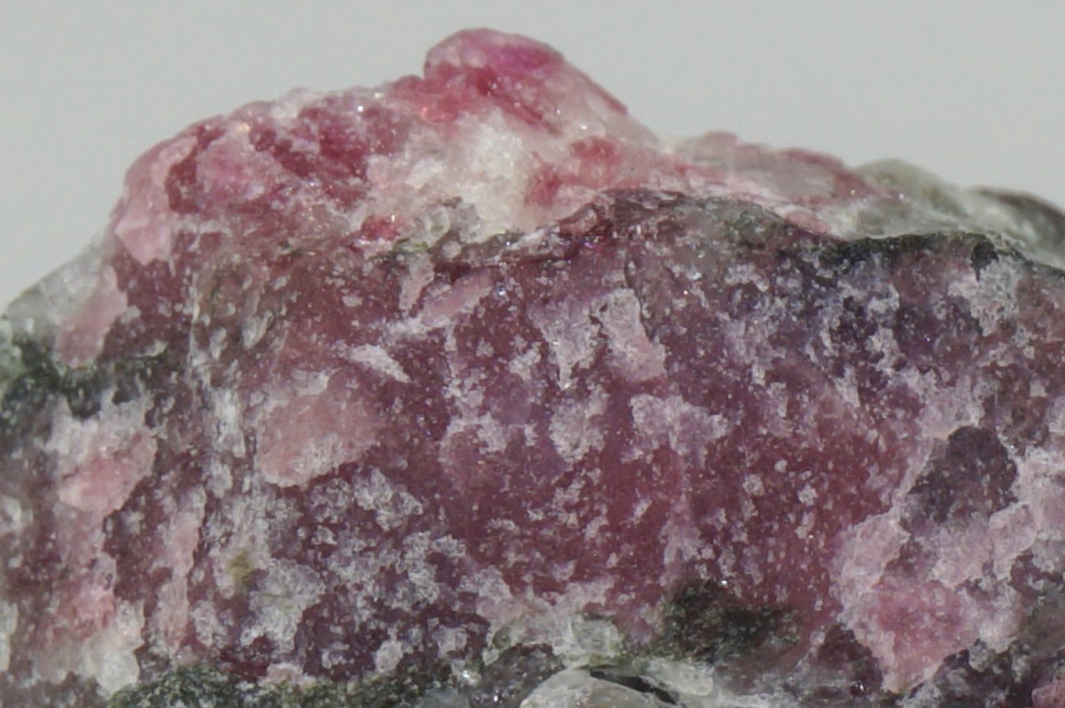 sweden-eudialyte-natural02