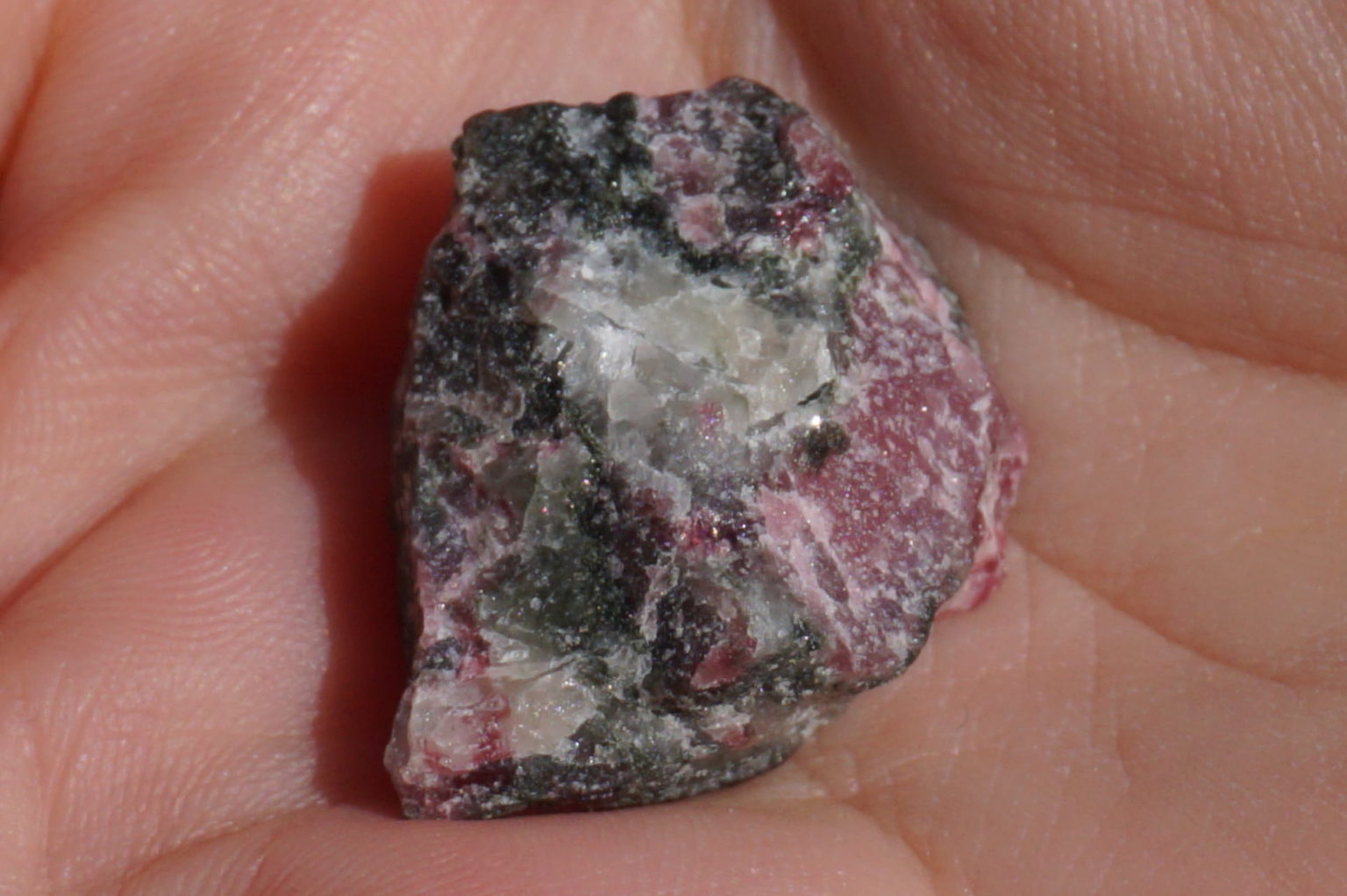 sweden-eudialyte-natural02