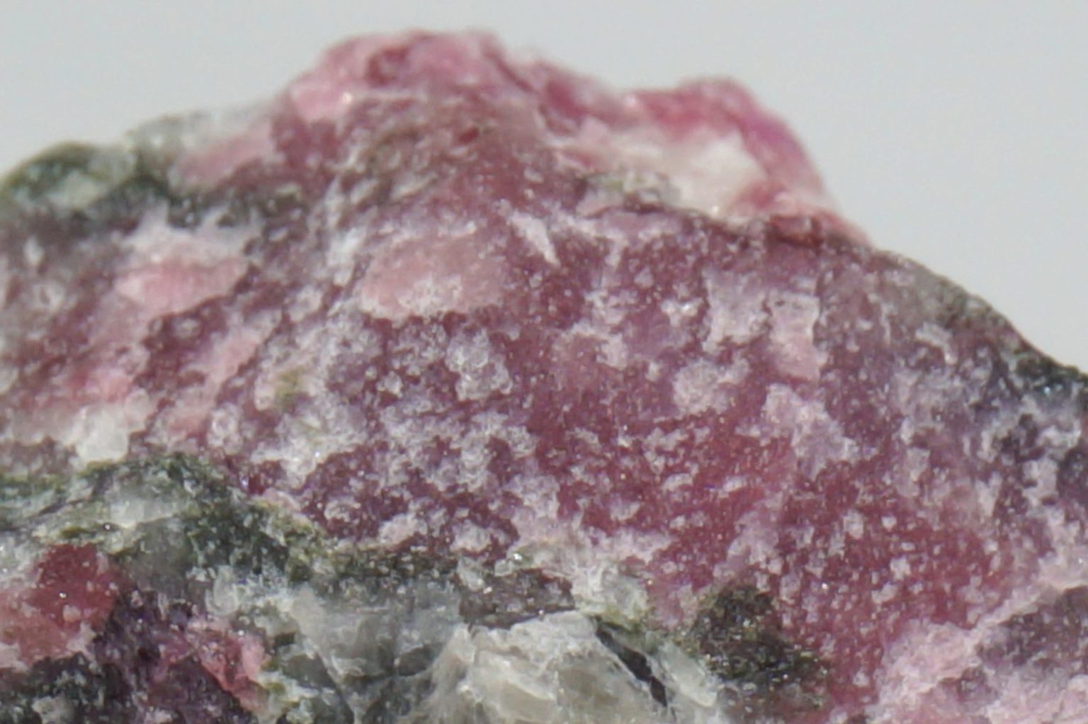 sweden-eudialyte-natural02