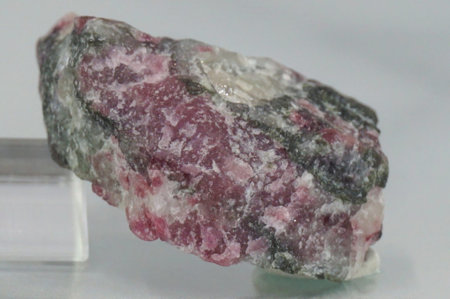 sweden-eudialyte-natural02