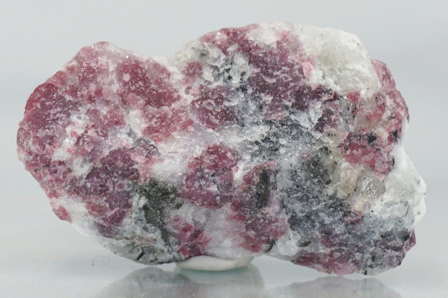 sweden-eudialyte-natural03