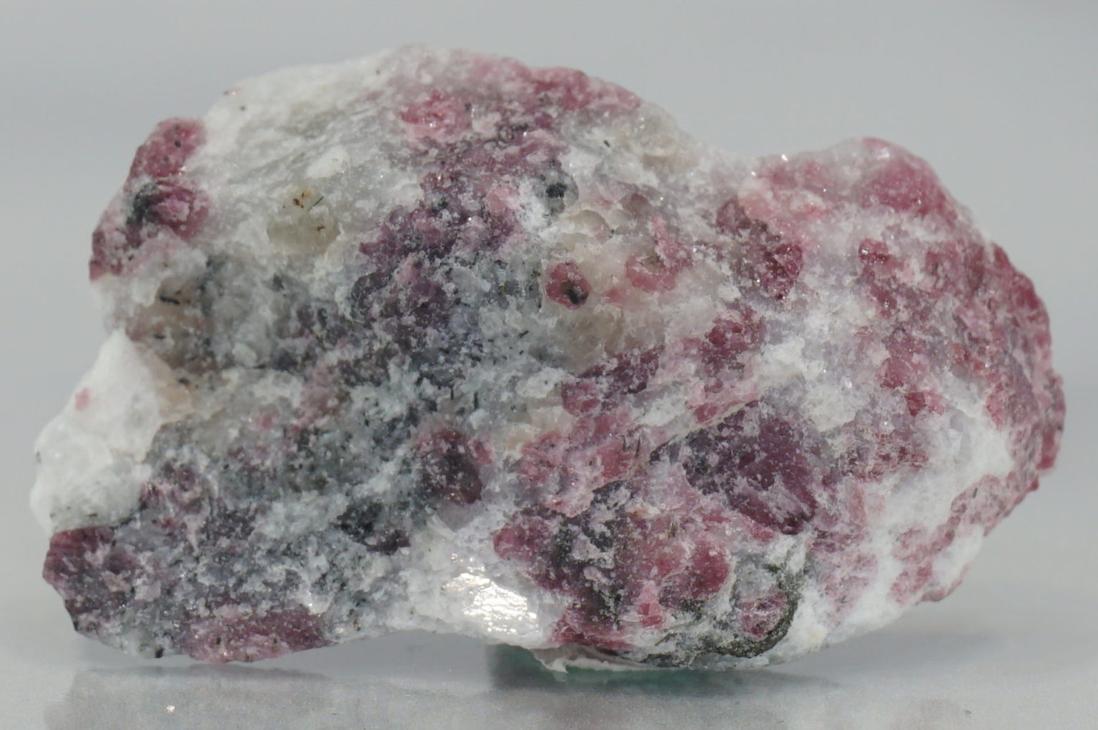sweden-eudialyte-natural03