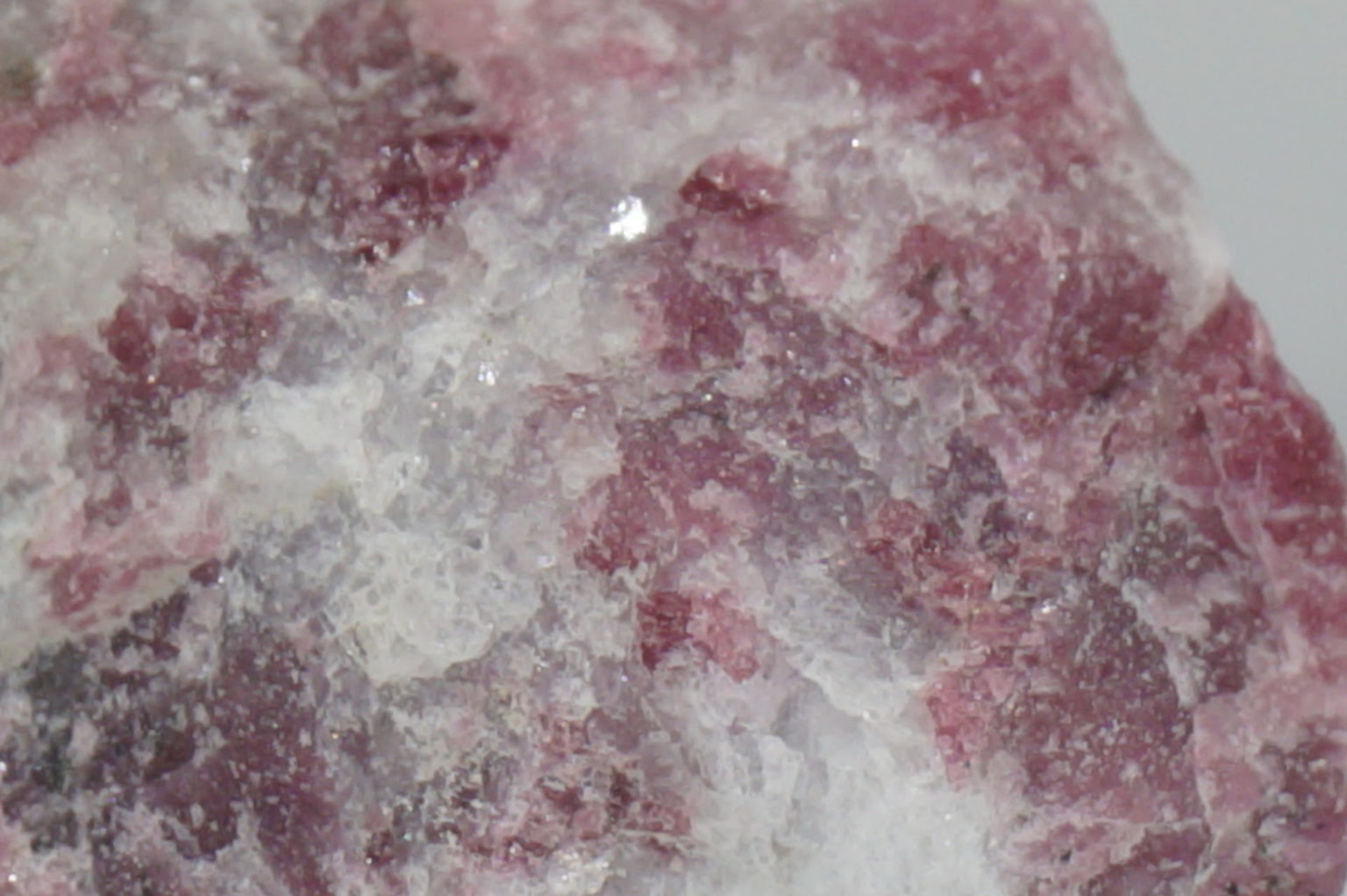 sweden-eudialyte-natural03