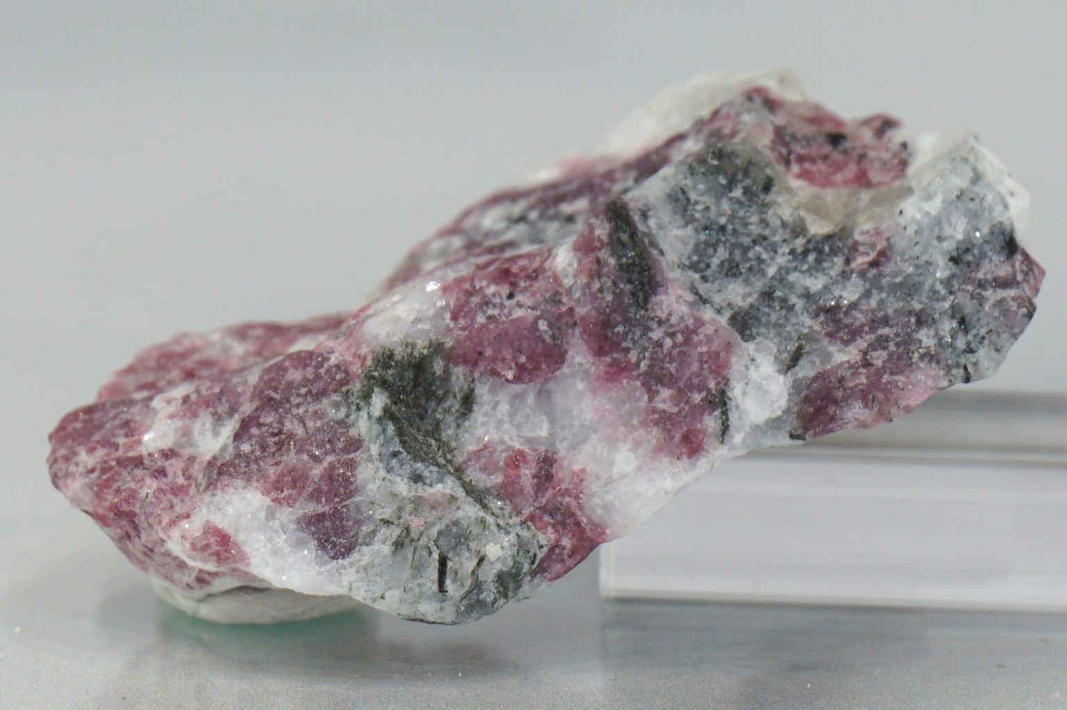 sweden-eudialyte-natural03