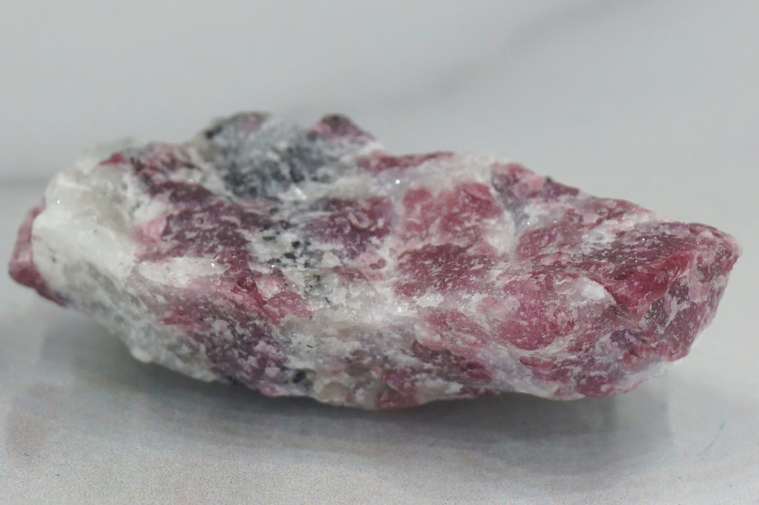 sweden-eudialyte-natural03