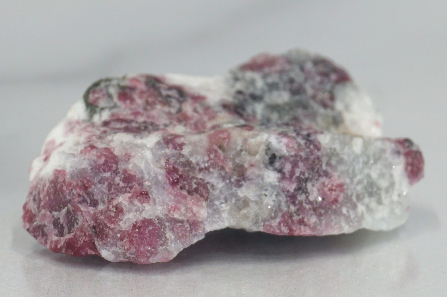 sweden-eudialyte-natural03