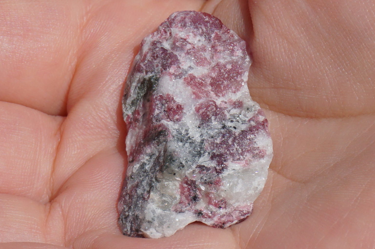 sweden-eudialyte-natural03