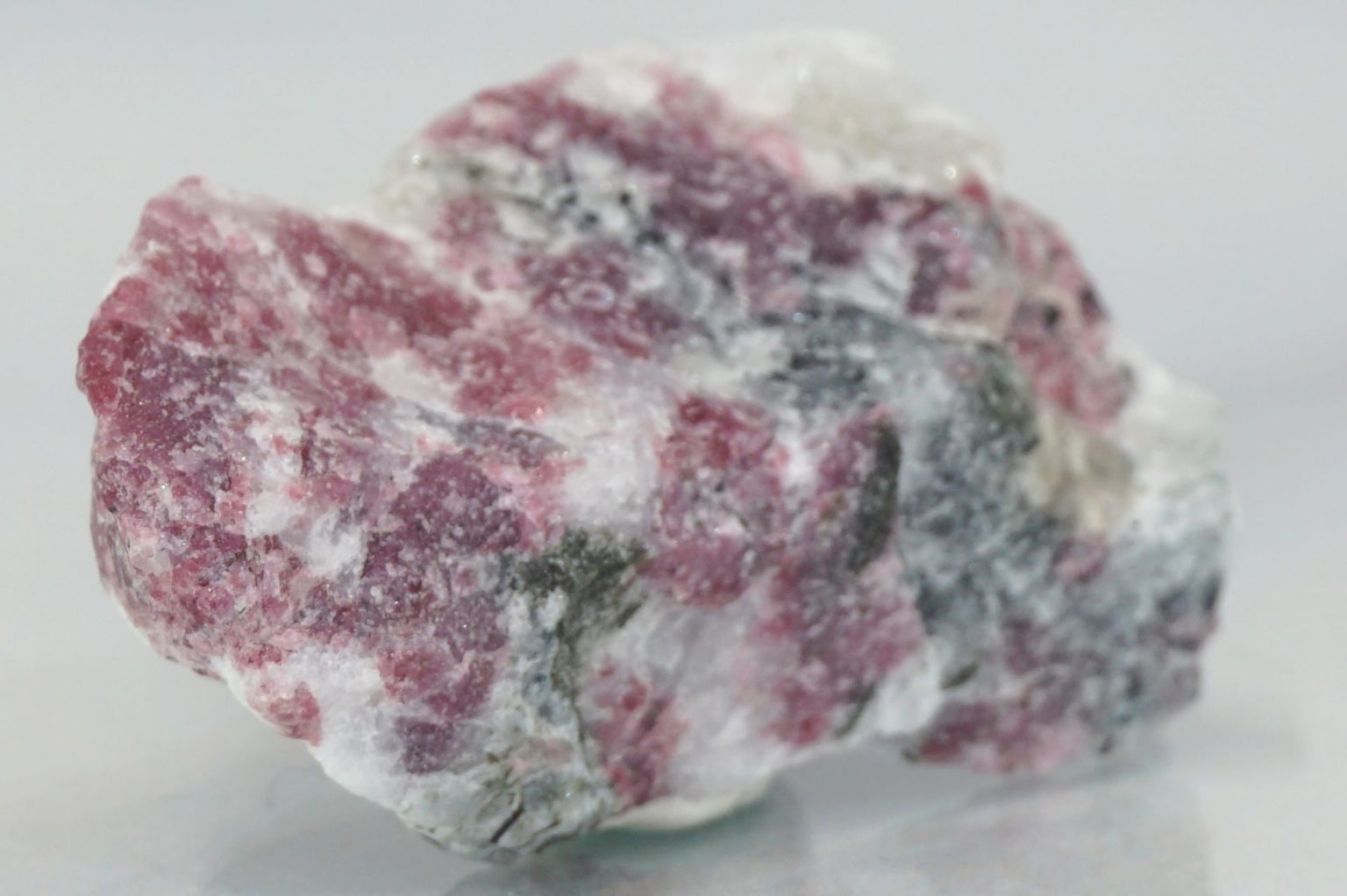 sweden-eudialyte-natural03