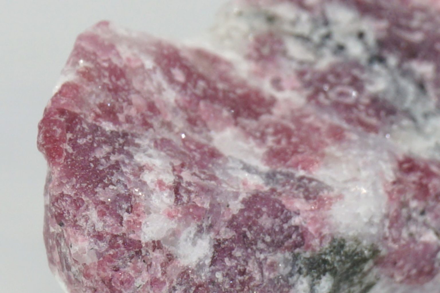 sweden-eudialyte-natural03