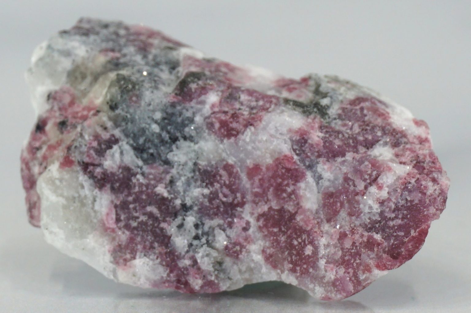 sweden-eudialyte-natural03