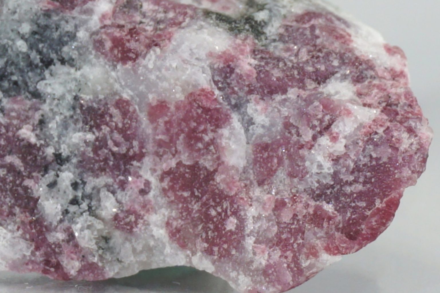 sweden-eudialyte-natural03