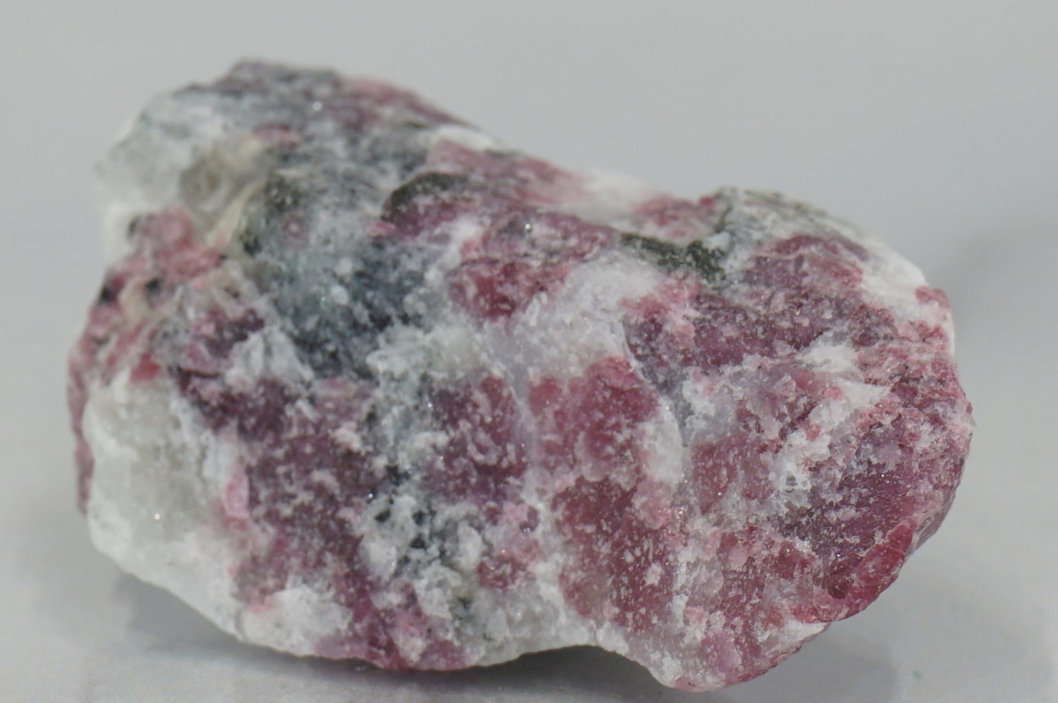 sweden-eudialyte-natural03