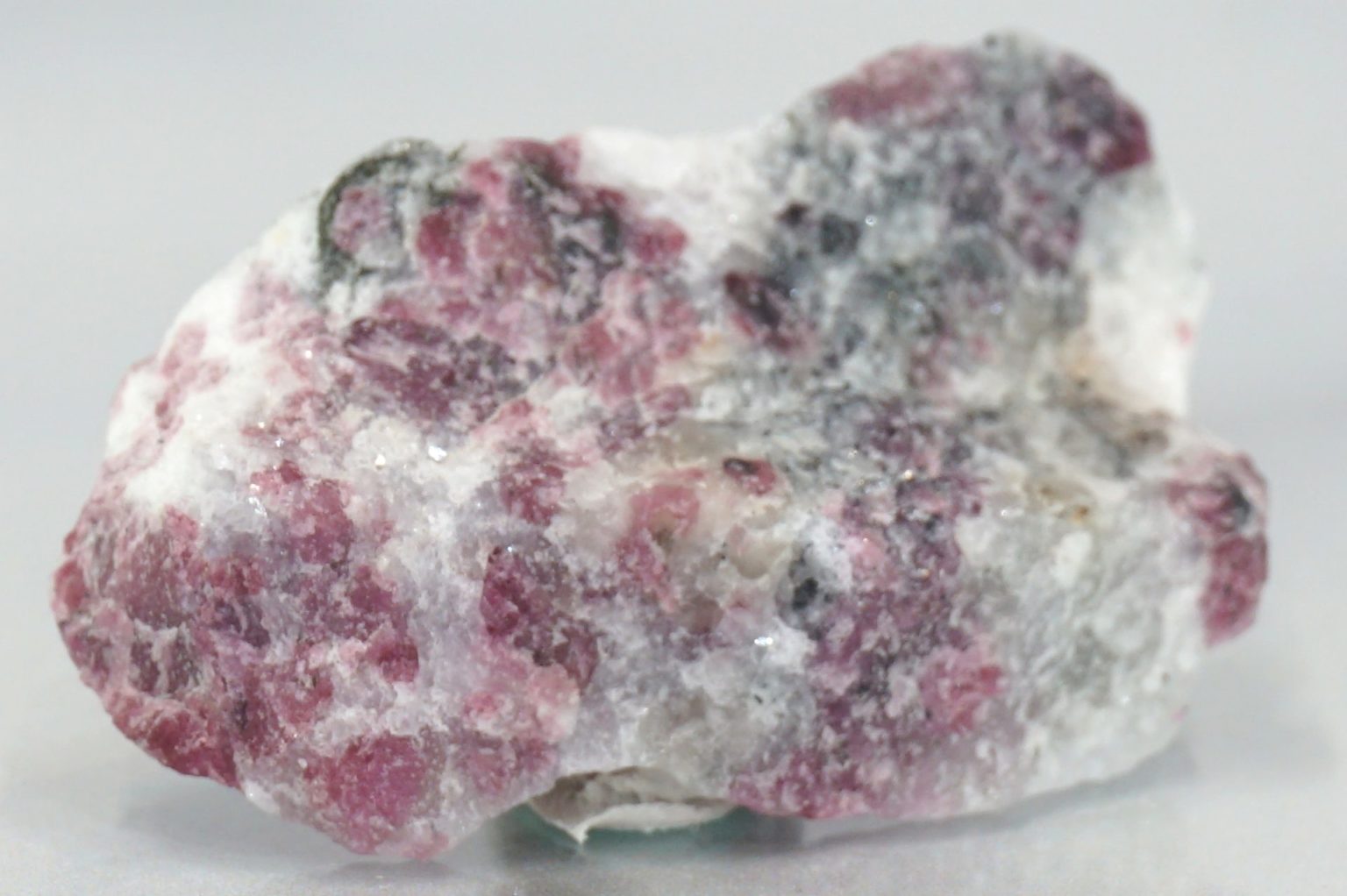 sweden-eudialyte-natural03