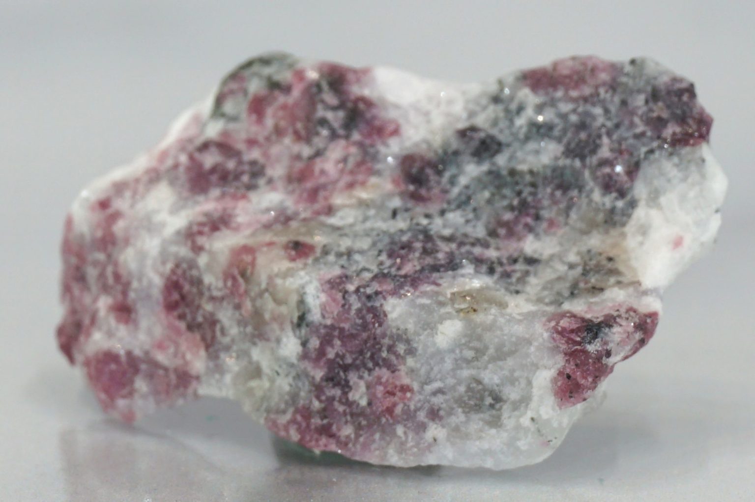 sweden-eudialyte-natural03