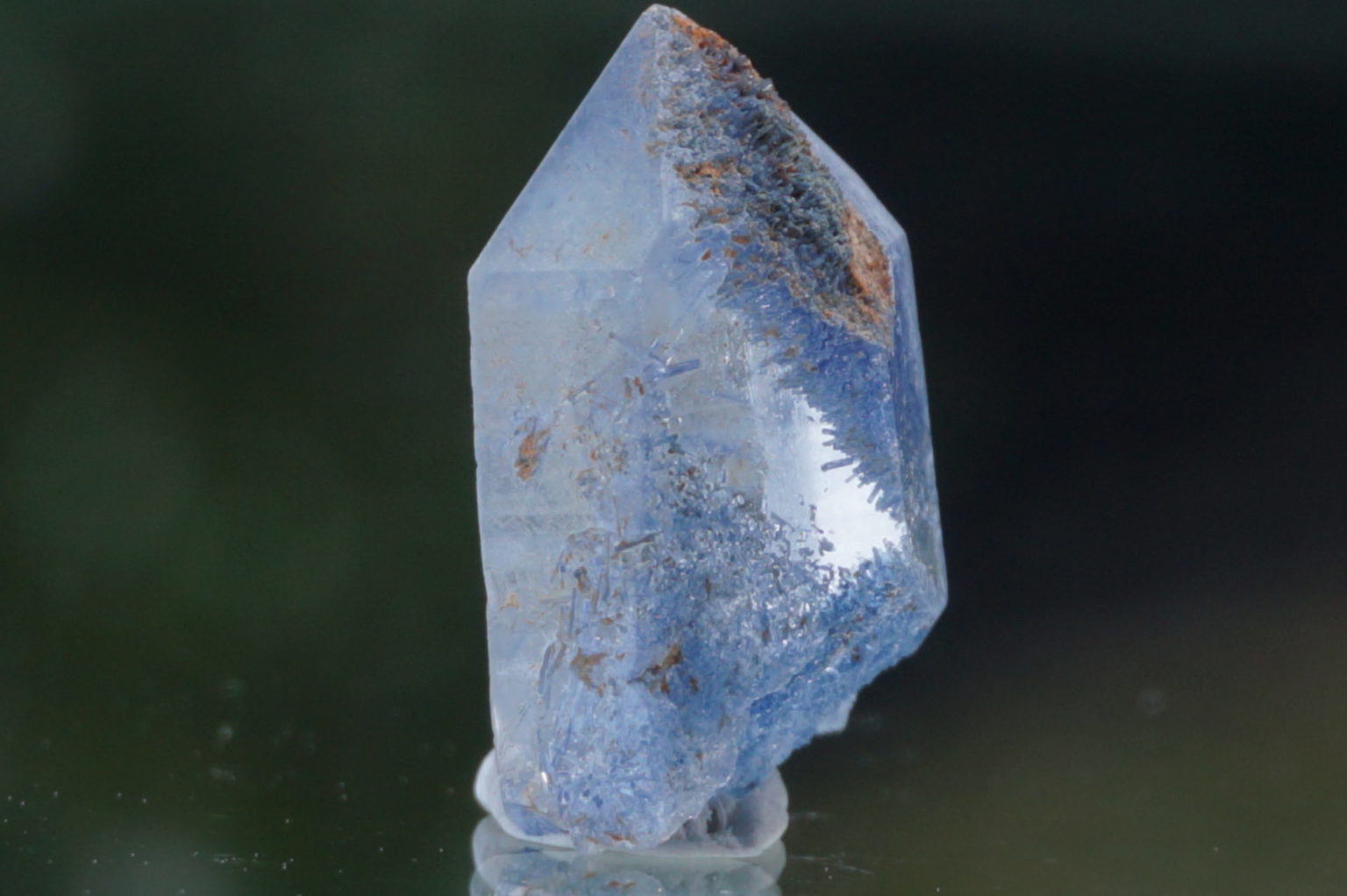 dumortierite-in-quartz20