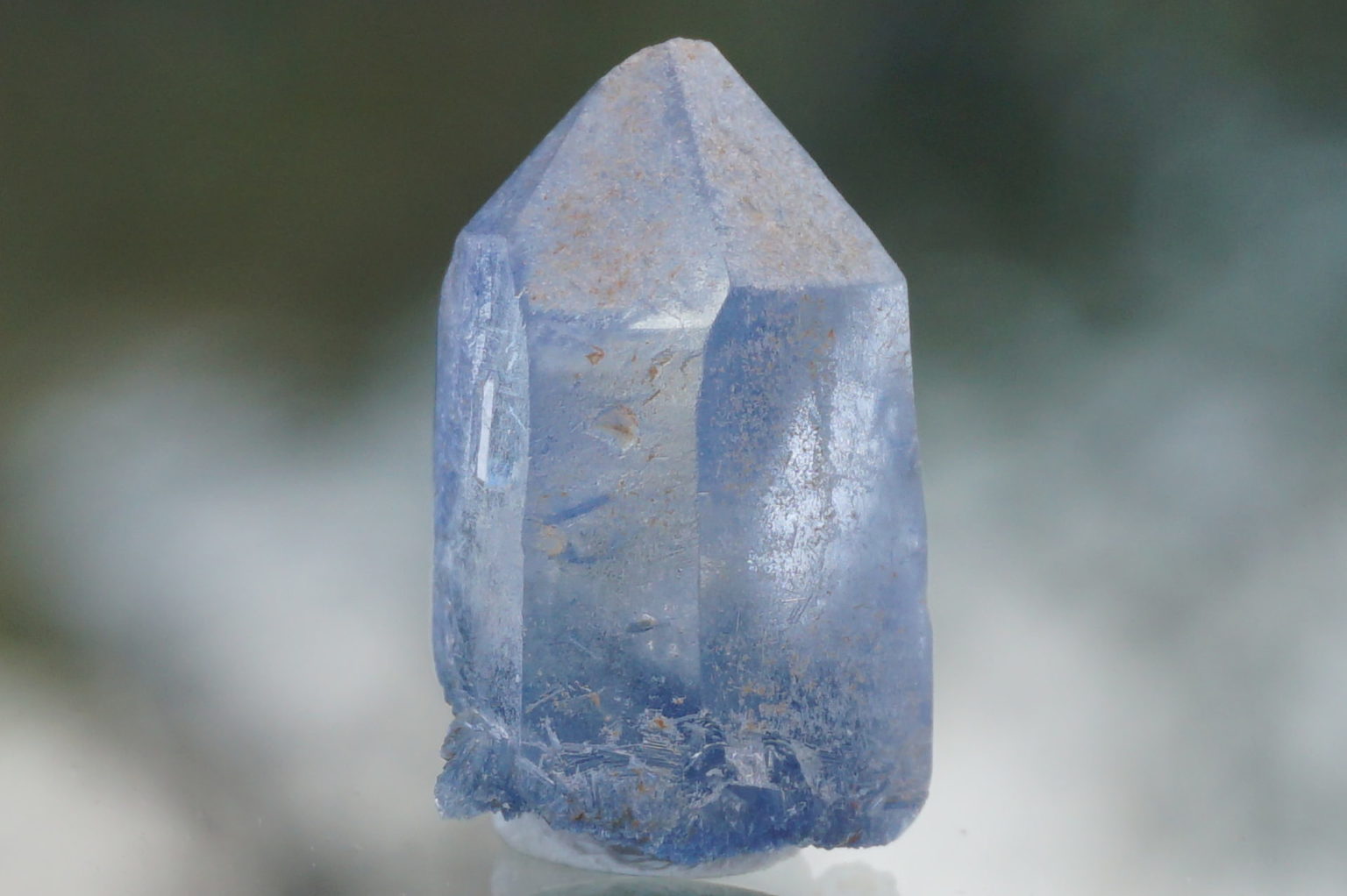 dumortierite-in-quartz20